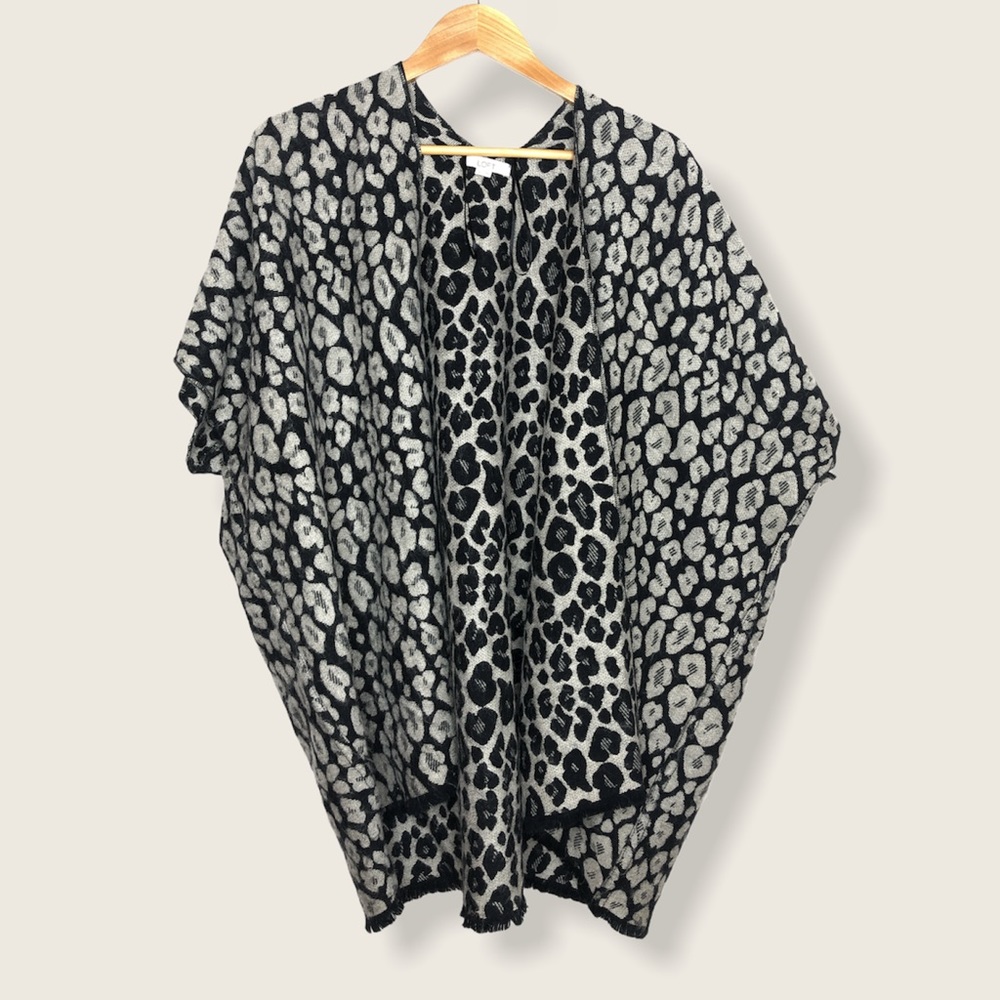 Ann Taylor LOFT Womens Black and Grey Cheetah Print Poncho Size XS / S